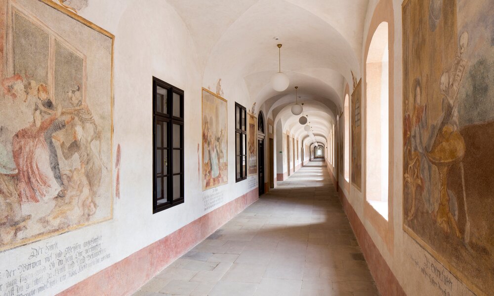 Chodba s restaurovanými nástěnnými malbami