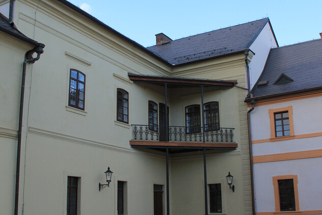 Balkón u bývalého bytu Gustava A. Sweérts-Šporka, nádvoří