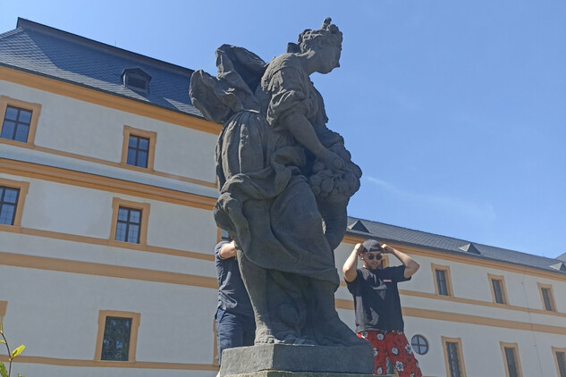 Na Kuks se vrátila zrestaurovaná kopie sochy Štědrosti