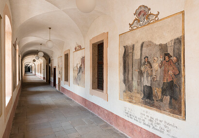 Chodba s restaurovanými nástěnnými malbami