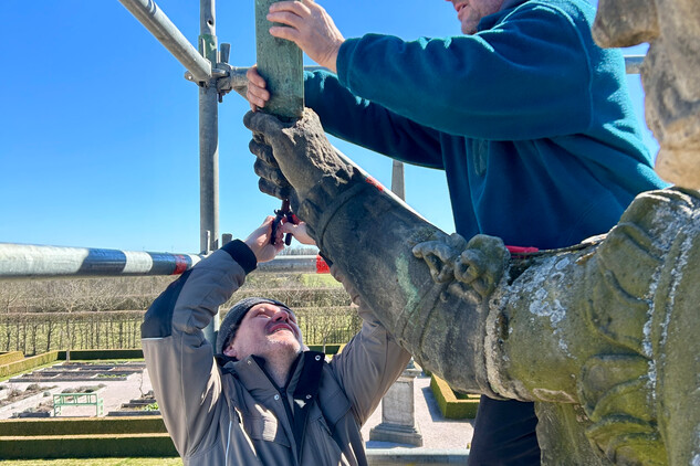 Restaurování 8 m vysoké sochy na Kuksu